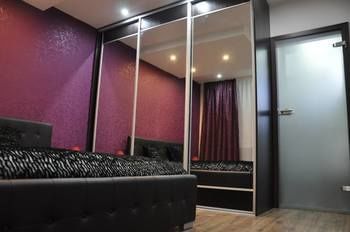Apartment Saris