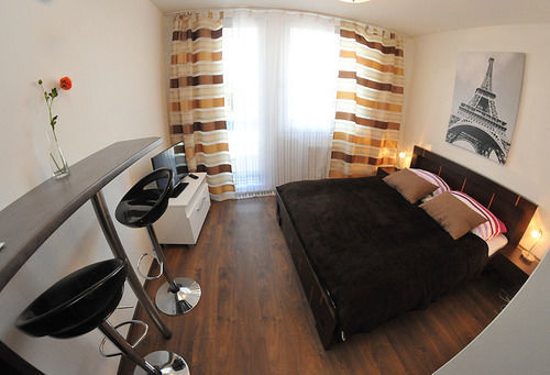 Apartment Saris